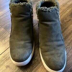 Ultra-Comfy CUSHIONAIRE Heaven Hidden Wedge Sneakers – Size 8.5